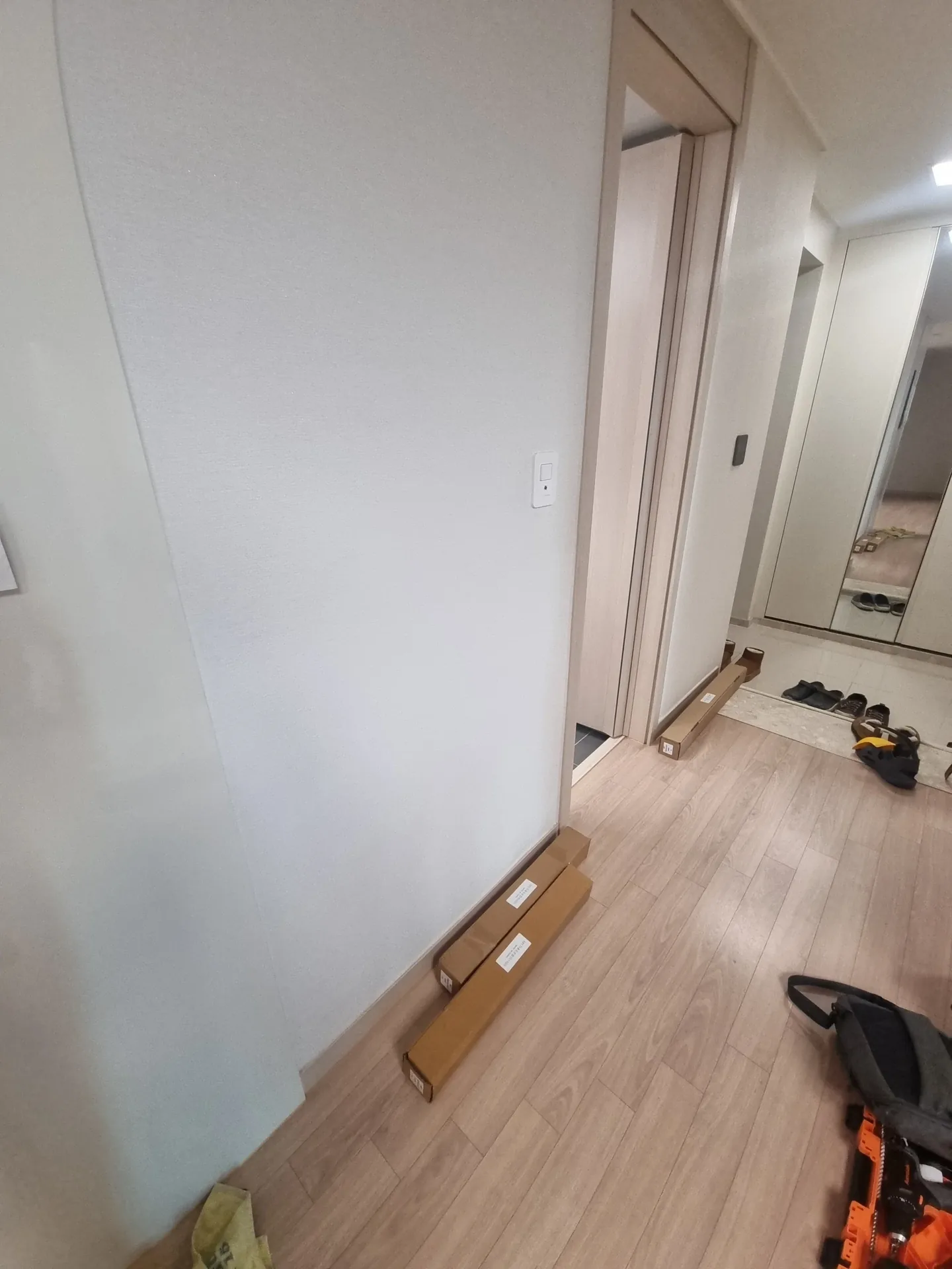현관 복도 벽면 복도안전손잡이 시공 전