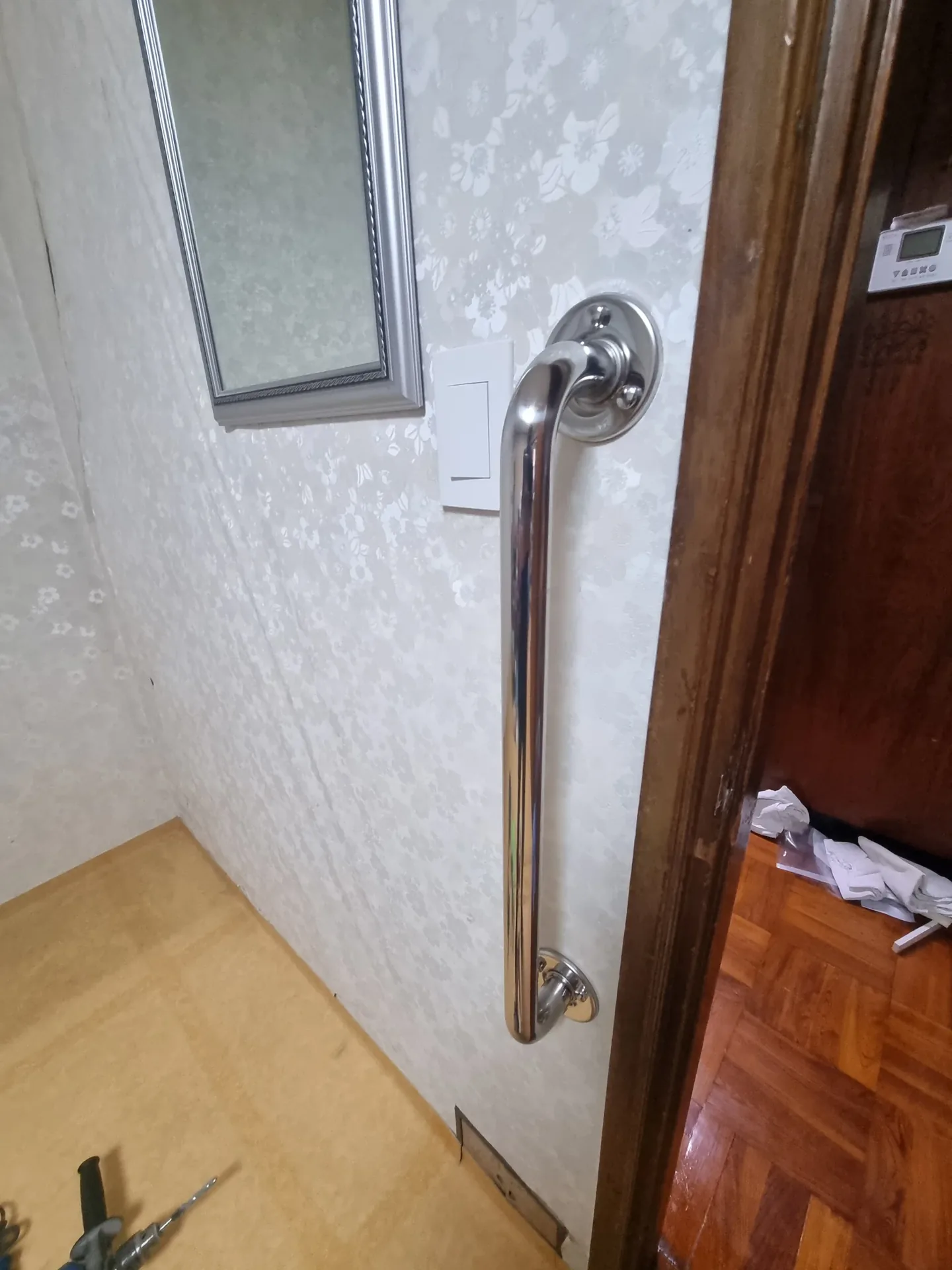 화장실 문 앞 화장실안전손잡이 시공 후