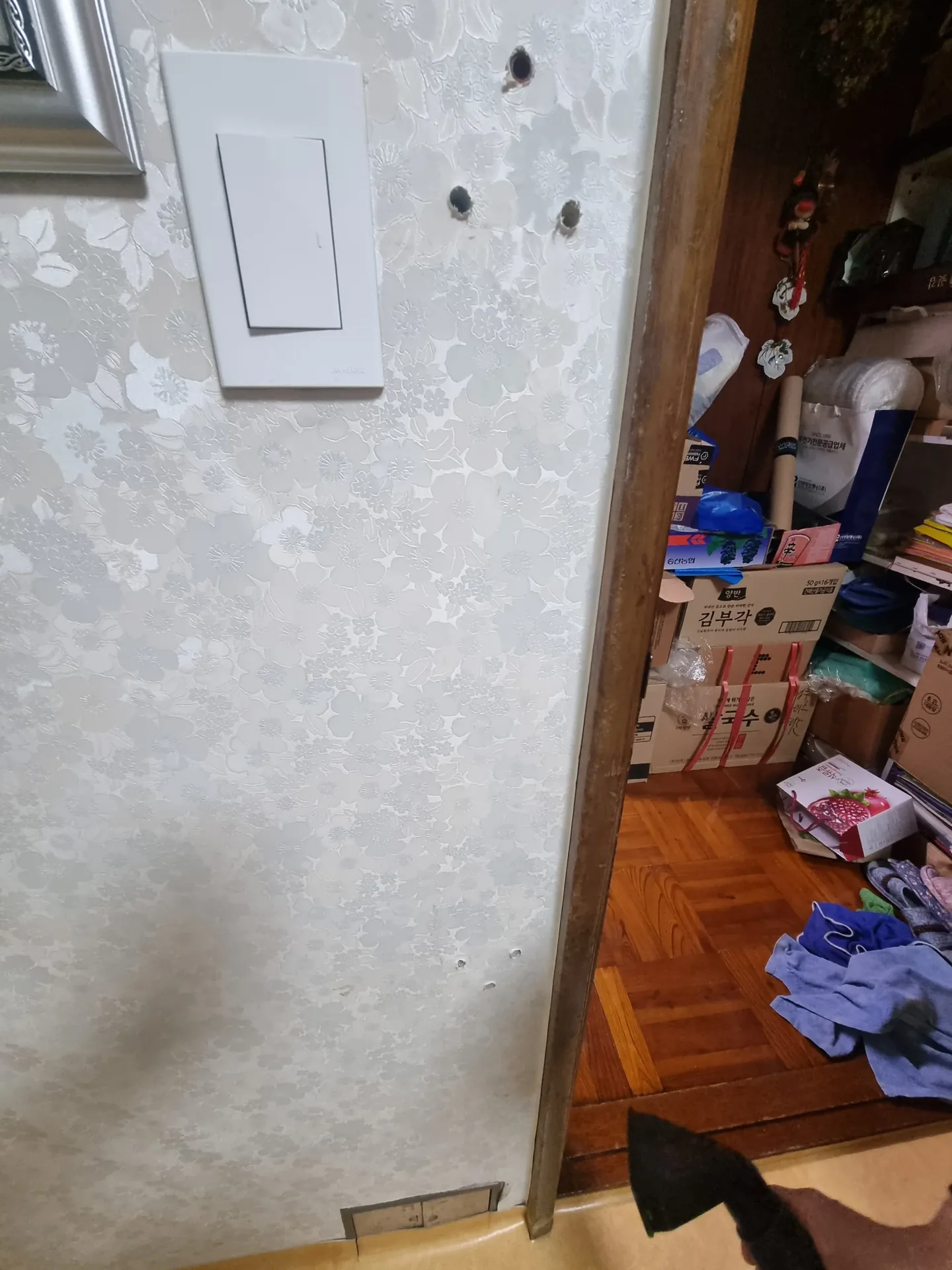 화장실 문 앞 화장실안전손잡이 시공 전